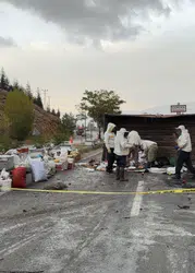 Malatya’da Arı Kovanları Yola Saçıldı! Devrilen Kamyonda 3 Kişi Yaralandı