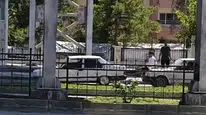Malatya'nın işlek caddesinde arızalı otomobili böyle ittiler