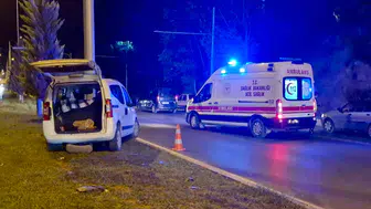 Malatya’da Kontrolden Çıkan Araç Direğe Çarptı: İki Kişi Yaralandı