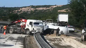 Malatya-Adıyaman Kara Yolunda Tanker Kazası: Yola Sızan Yakıt Nedeniyle Ulaşım Kontrollü Sağlanıyor