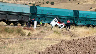 Hemzemin Geçitte Korkutan Kaza: Yük Treni Kamyona Çarptı, Sürücü Yaralandı