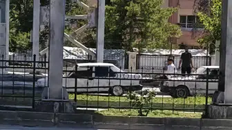 Malatya'nın işlek caddesinde arızalı otomobili böyle ittiler