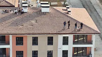 Malatya’da TOKİ Konutlarında Gerilim: Ücretlerini Alamayan 8 İşçi Çatıya Çıktı