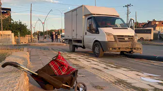 Malatya’da Kamyonet Dehşeti: Yayaya Çarptı, Aydınlatma Direğini Devirip Kaldırıma Çıktı