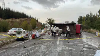 Malatya’da Arı Kovanları Yola Saçıldı! Devrilen Kamyonda 3 Kişi Yaralandı