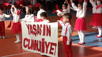 Darende’de 29 Ekim Coşkusu: Öğrencilerin Gösterileri Salonu Doldurdu