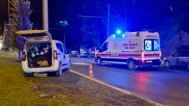 Malatya’da Kontrolden Çıkan Araç Direğe Çarptı: İki Kişi Yaralandı