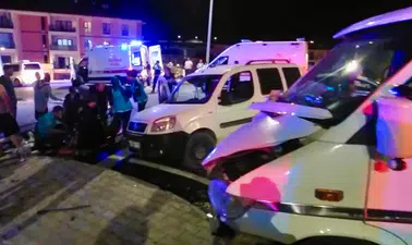 İkizce'de Kaza! Çekici ile Hafif Ticari Araç Çarpıştı: 5 Yaralı