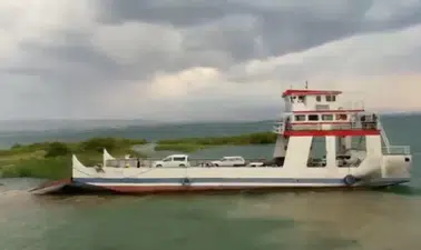 Fırtına feribotu sürükledi: Malatya-Baskil seferinde korkutan anlar