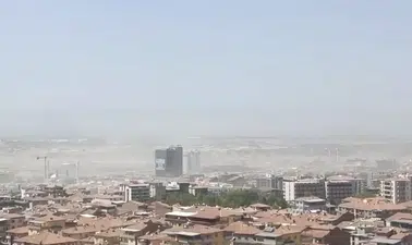 Malatya'da Şiddetli Rüzgâr Toz Bulutlarını Havalandırdı! İnşaat Bölgelerinde Görüş Mesafesi Düştü
