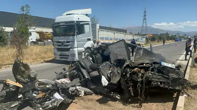 Tıra Arkadan Çarpan Otomobil Demir Yığınına Döndü