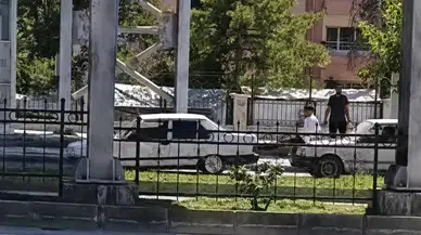 Malatya'nın işlek caddesinde arızalı otomobili böyle ittiler