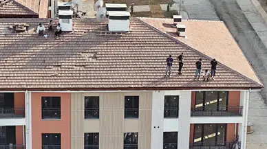 Malatya’da TOKİ Konutlarında Gerilim: Ücretlerini Alamayan 8 İşçi Çatıya Çıktı