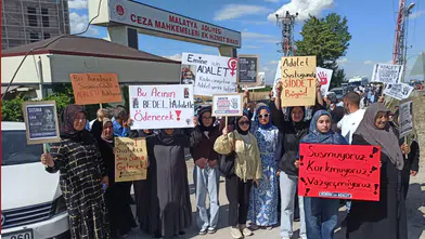 Akçadağ’da Sır Ölümde İlk Duruşma: Tutuklu Eş Suçlamaları Reddetti, Acılı Aile Adliye Önünde “Adalet” Diye Haykırdı!