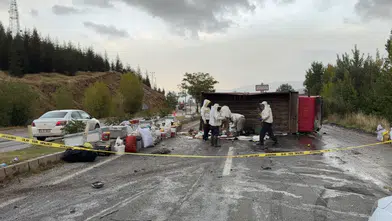 Malatya’da Arı Kovanları Yola Saçıldı! Devrilen Kamyonda 3 Kişi Yaralandı