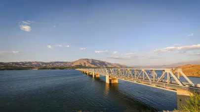 Malatya ve Elazığ’ı Birleştiren Dev Abide: Fırat Demir Yolu Köprüsü 40 Yaşında!