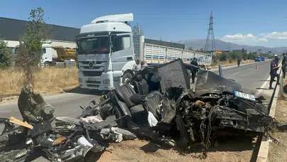 Tıra Arkadan Çarpan Otomobil Demir Yığınına Döndü