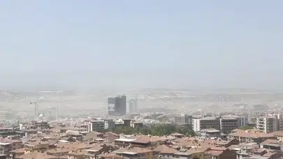 Malatya'da Şiddetli Rüzgâr Toz Bulutlarını Havalandırdı! İnşaat Bölgelerinde Görüş Mesafesi Düştü