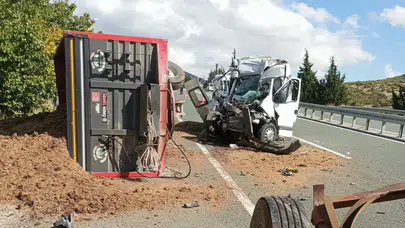 Elazığ-Malatya Yolunda Kaza! Minibüs Gübre Yüklü Traktöre Çarptı
