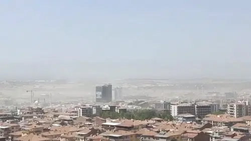 Malatya'da Şiddetli Rüzgâr Toz Bulutlarını Havalandırdı! İnşaat Bölgelerinde Görüş Mesafesi Düştü