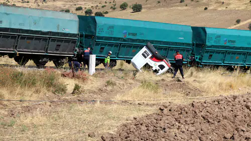 Hemzemin Geçitte Korkutan Kaza: Yük Treni Kamyona Çarptı, Sürücü Yaralandı