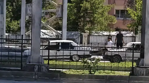 Malatya'nın işlek caddesinde arızalı otomobili böyle ittiler