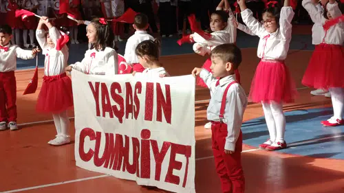 Darende’de 29 Ekim Coşkusu: Öğrencilerin Gösterileri Salonu Doldurdu