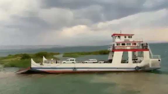 Fırtına feribotu sürükledi: Malatya-Baskil seferinde korkutan anlar