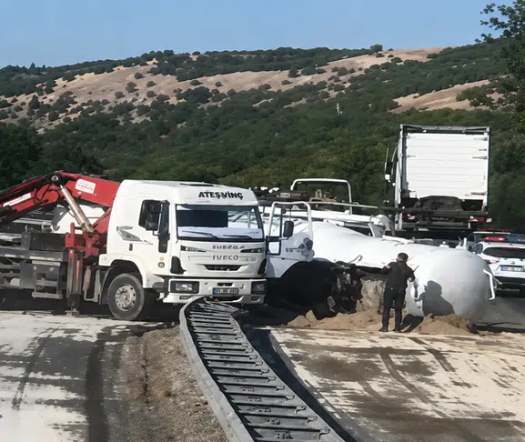 Malatya-Adıyaman Kara Yolunda Tanker Kazası: Yola Sızan Yakıt Nedeniyle Ulaşım Kontrollü Sağlanıyor