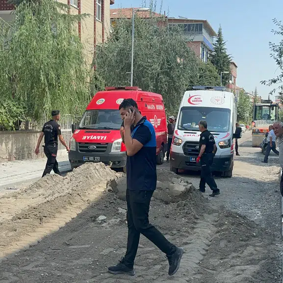 Malatya’da Yol Çalışması Can Aldı! Belediye İşçisi İş Makinesinin Altında Kaldı