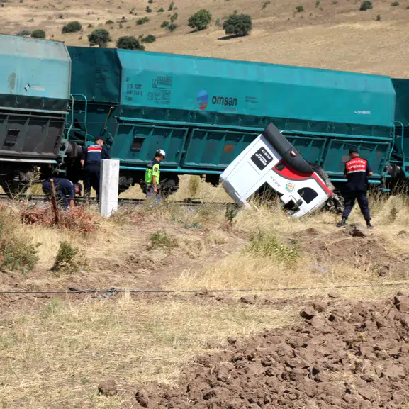 Hemzemin Geçitte Korkutan Kaza: Yük Treni Kamyona Çarptı, Sürücü Yaralandı