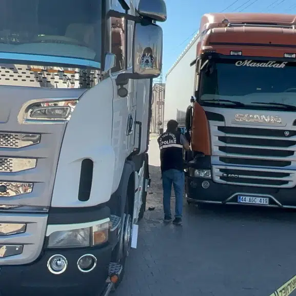 Malatya’da Husumet Dehşeti! Tırla Üzerine Sürdü, İki Tır Arasında Sıkıştı