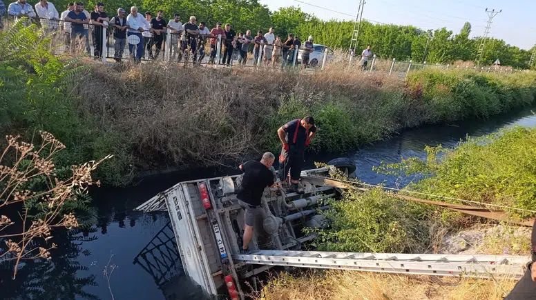 Sulama Kanalına Devrilen Kamyonun Sürücüsü Kurtarılamadı