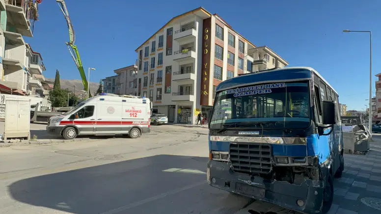 Özalper Mahallesi’nde Korkutan Zincirleme Kaza: Minibüsteki 7 Yolcu Yaralandı