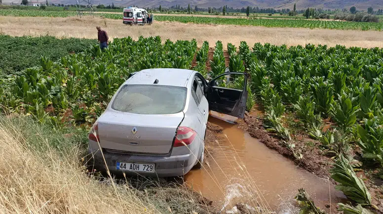 Malatya’da Otomobil Tarlaya Devrildi! Kazada 3 Kişi Yaralandı