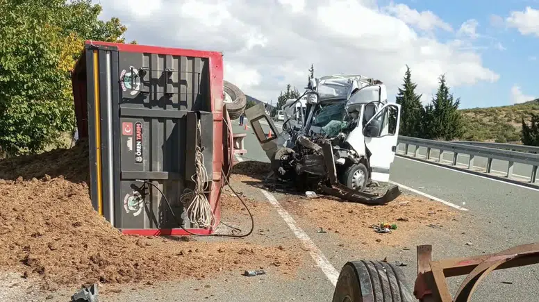 Elazığ-Malatya Yolunda Kaza! Minibüs Gübre Yüklü Traktöre Çarptı