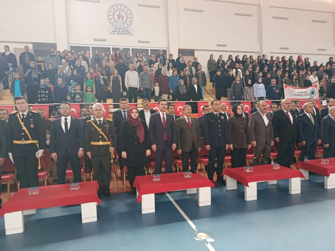 Darende’de 29 Ekim Coşkusu: Öğrencilerin Gösterileri Salonu Doldurdu 2