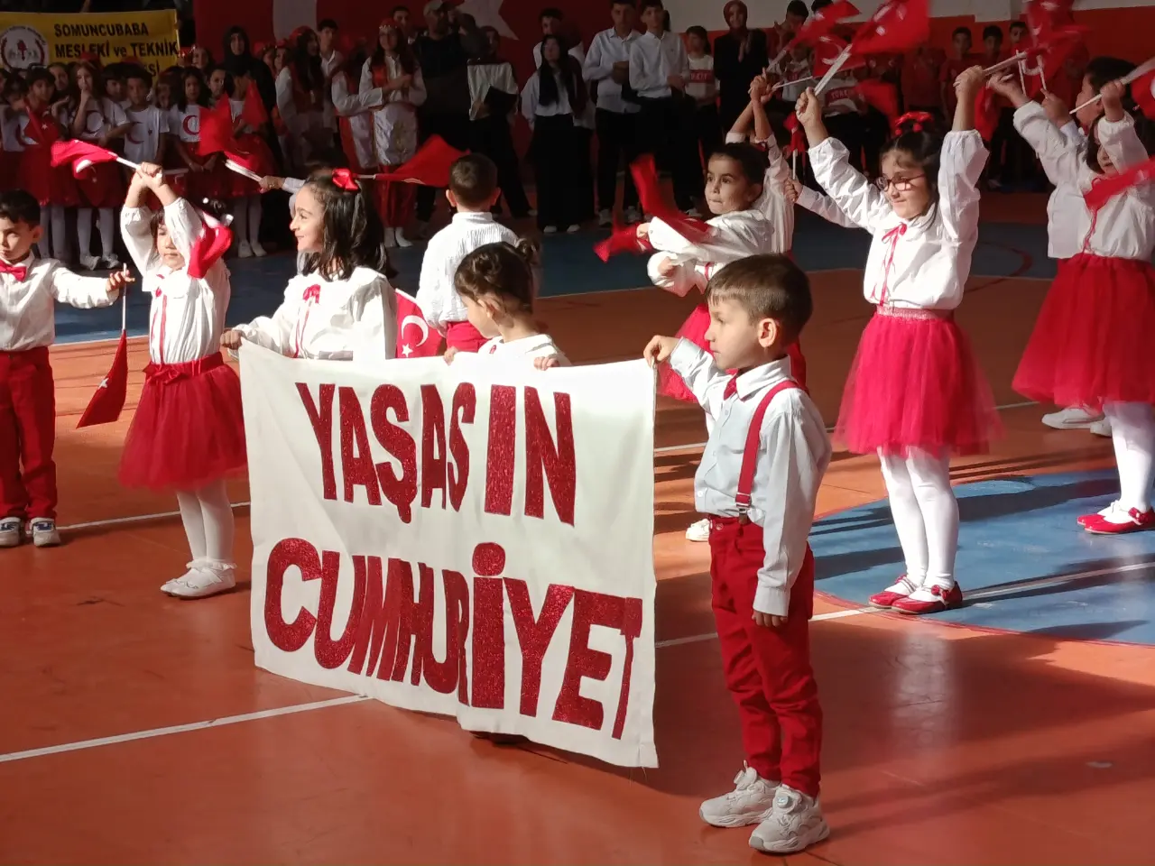 Darende’de 29 Ekim Coşkusu: Öğrencilerin Gösterileri Salonu Doldurdu 1