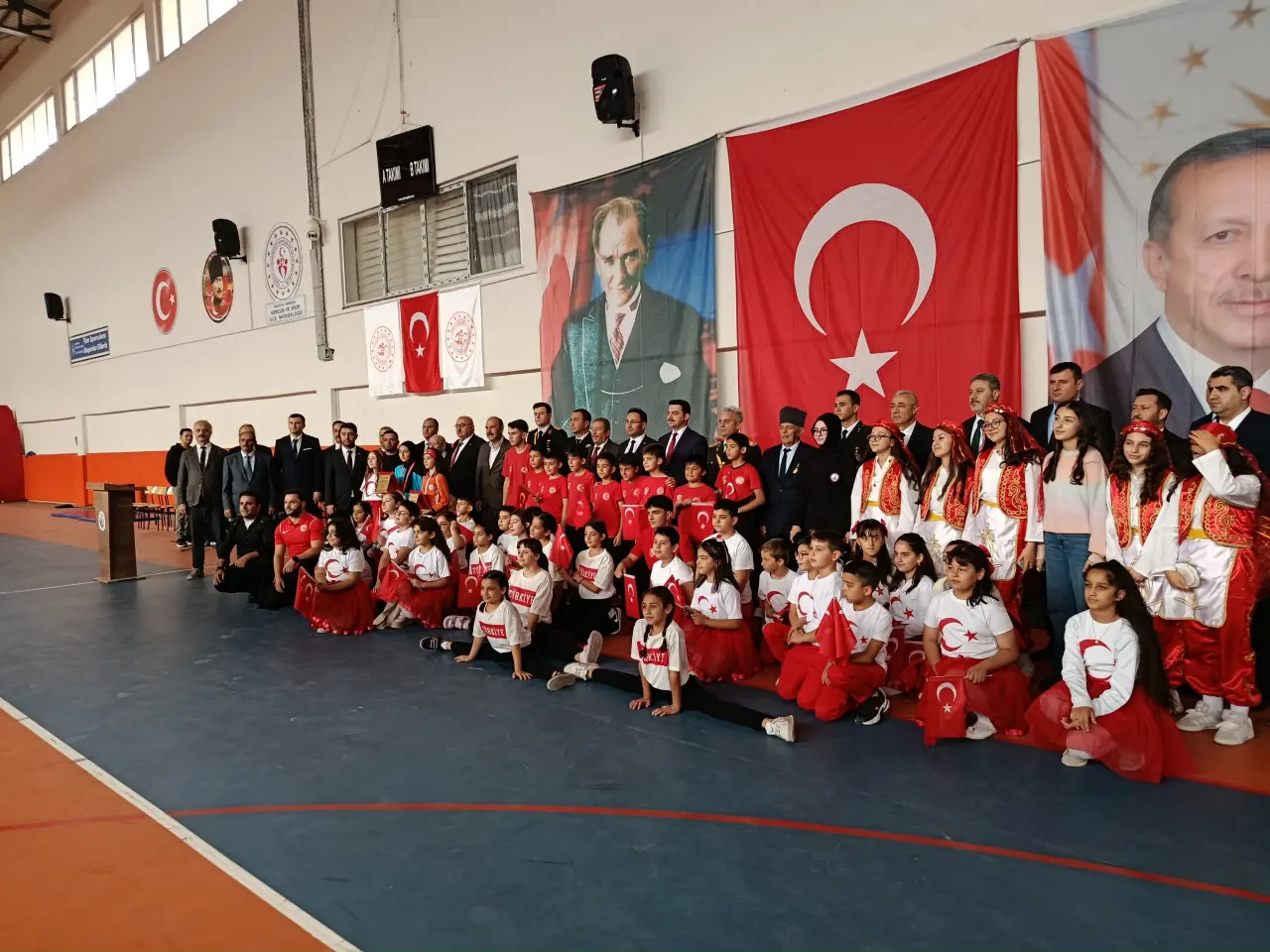 Darende’de 29 Ekim Coşkusu: Öğrencilerin Gösterileri Salonu Doldurdu 8