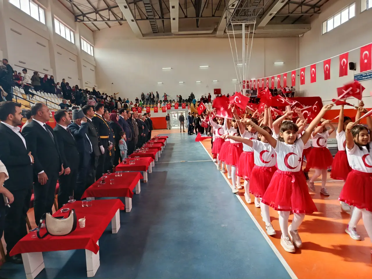 Darende’de 29 Ekim Coşkusu: Öğrencilerin Gösterileri Salonu Doldurdu 7