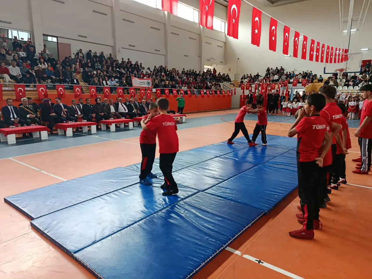 Darende’de 29 Ekim Coşkusu: Öğrencilerin Gösterileri Salonu Doldurdu 5