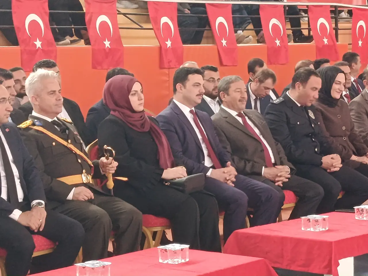Darende’de 29 Ekim Coşkusu: Öğrencilerin Gösterileri Salonu Doldurdu 3