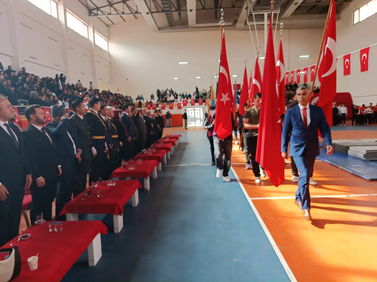 Darende’de 29 Ekim Coşkusu: Öğrencilerin Gösterileri Salonu Doldurdu 6