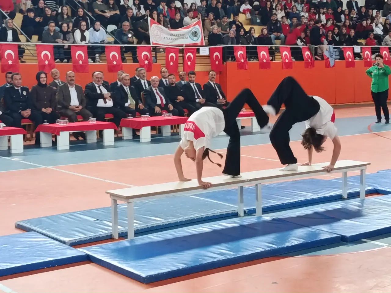 Darende’de 29 Ekim Coşkusu: Öğrencilerin Gösterileri Salonu Doldurdu 4