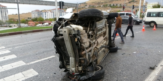 Çöşnük kavşağında refüje çarparak devrilen araçtan burnu bile kanamadan çıktı