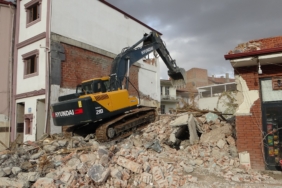 MALATYA'DA AĞIR HASARLI BİNALARIN YIKIMI SÜRÜYOR